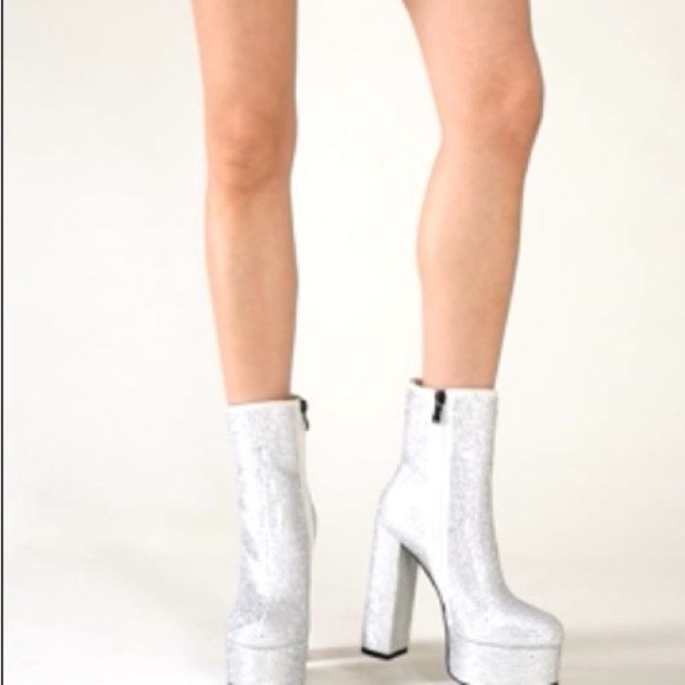 Krelhia Platform boots size 9